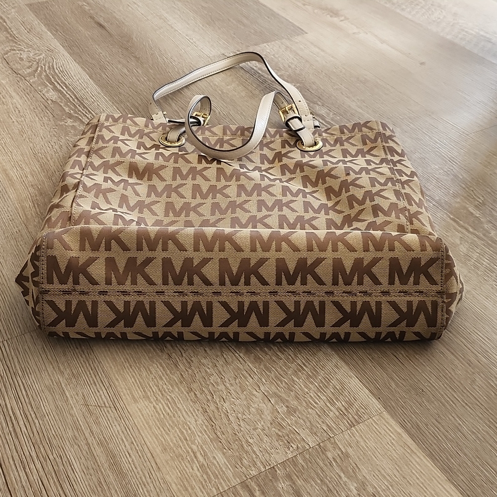 Michael Korr Purse - Picture 3 of 4
